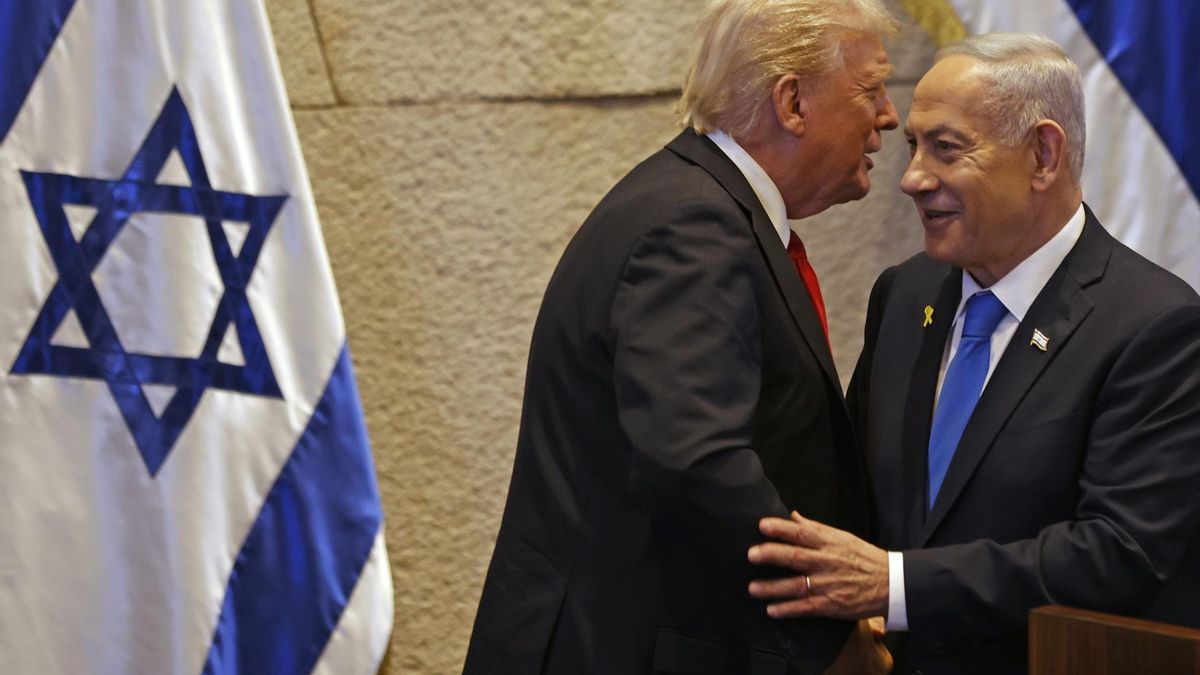 Donald Trump (izq) estrecha la mano del primer ministro Benjamín Netanyahu (dcha) en la Knéset, en Jerusalén, el 13 de octubre de 2025.