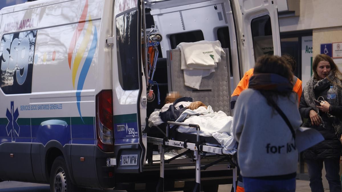 Traslado de uno de los heridos en el accidente de trenes en Córdoba, en las urgencias del Hospital Reina Sofía en Córdoba, este lunes.