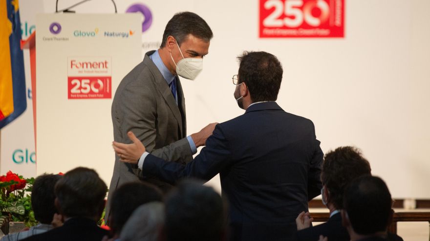 El presidente del Gobierno, Pedro Sánchez (i) y el president de la Generalitat, Pere Aragonés (d), se saludan en un acto el 7 de junio de 2021 en Barcelona