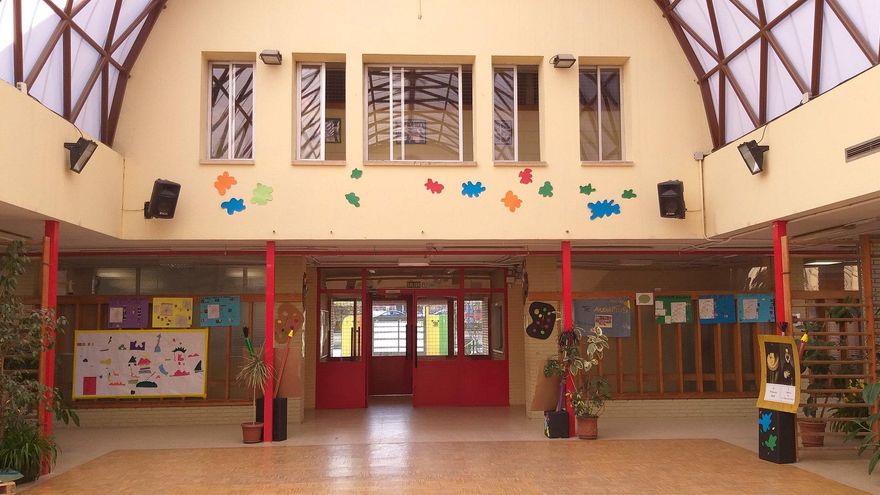 Interior del CEIP Meseta de Orcasitas con 2.000 metros cuadrados de techado de uralita.