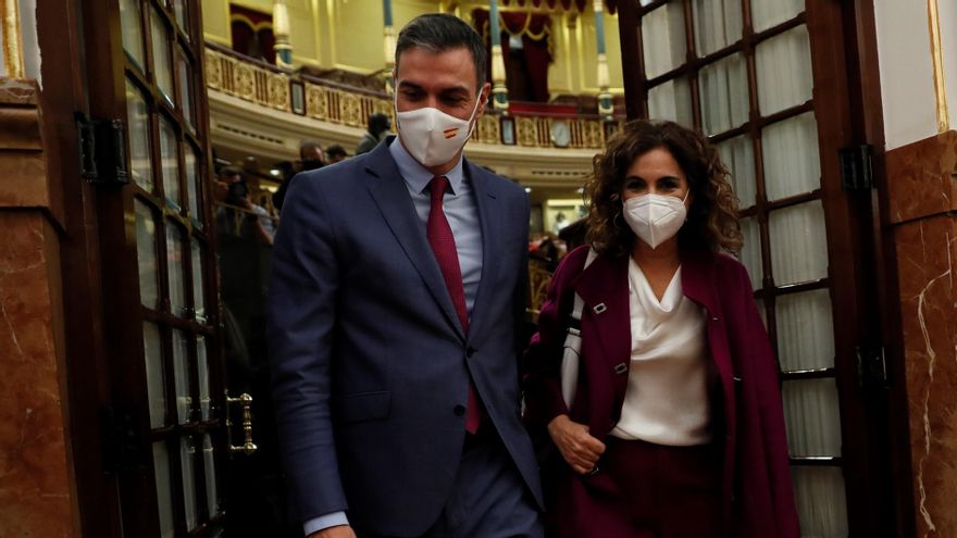 El presidente del Gobierno, Pedro Sánchez, y la ministra de Hacienda, María Jesús Montero, abandonan la Cámara tras rechazarse las enmiendas a la totalidad del proyecto de Ley de Presupuestos Generales del Estado para 2022, este jueves, en el Congreso de los Diputados. EFE/Mariscal