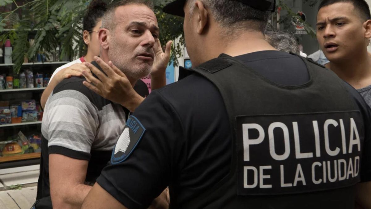 Parque Patricios: tensión entre la Policía y los damnificados que intentaron entrar por la fuerza al edificio