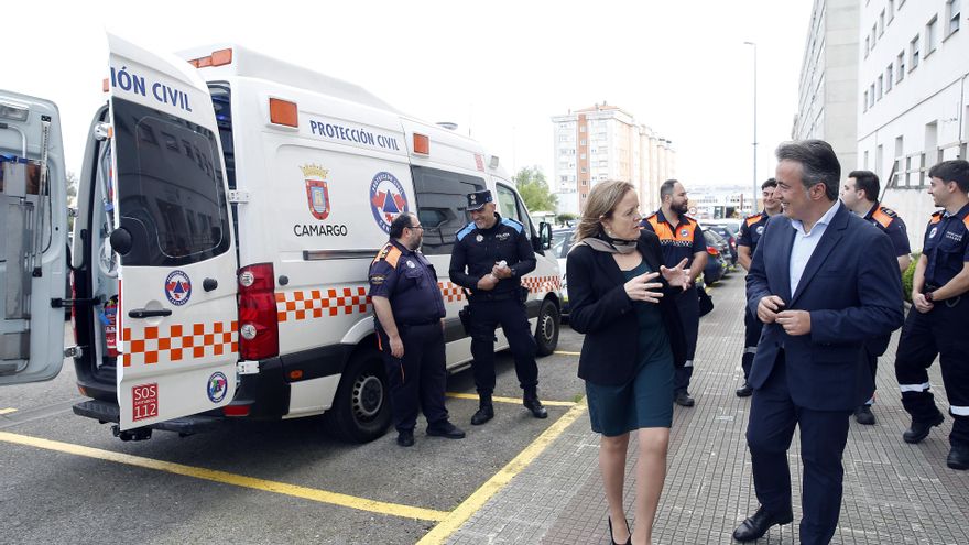 La consejera de Presidencia, Isabel Urrutia, presenta un nuevo vehículo para Protección Civil junto al alcalde de Camargo, Diego Movellán