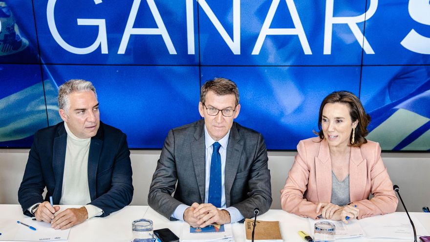 (I-D) El coordinador general del PP, Elías Bendodo; el presidente del Partido Popular, Alberto Núñez Feijóo, y la secretaria general del PP, Cuca Gamarra, durante una rueda de prensa tras la reunión del Comité Ejecutivo Nacional del PP.