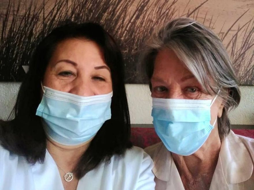 Loreta, en su puesto de trabajo de empleada de hogar y cuidados.