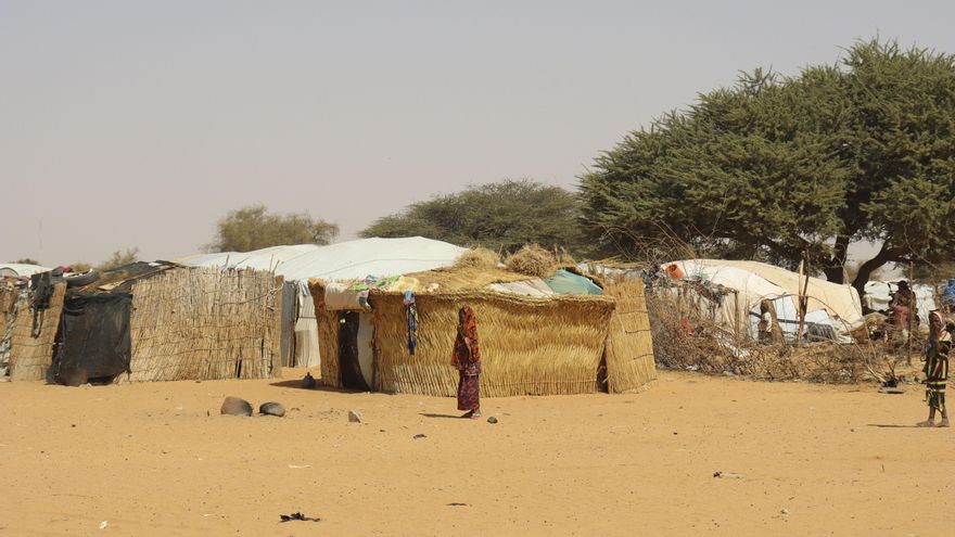 Vista este lunes, de un campamento de personas desplazadas por la violencia que castiga Niger, ubicado en Ayorou, en el oeste del país, cerca de la frontera con Mali. Al menos 3 millones de personas, algo más del diez por ciento de la población de Níger, un país de unos 28 millones de habitantes, necesitarán asistencia humanitaria en 2026, según un informe de Naciones Unidas que alerta sobre una crisis humanitaria en el país africano. "Esta situación se debe principalmente a la inseguridad, agravada por choques climáticos y epidemias recurrentes", que se superponen "a vulnerabilidades socioeconómicas ya importantes y a una pobreza crónica, amplificando así el impacto de la crisis", indica el último informe de la Oficina de las Naciones Unidas para la Coordinación de Asuntos Humanitarios (OCHA). EFE/ Issa Ousseini