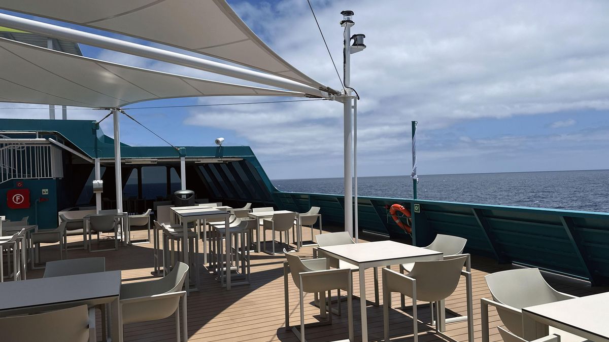 Una de las terrazas del 'fast ferry' Mercedes Pinto.
