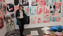 Gretchen Andrew junto a varias de sus últimas obras