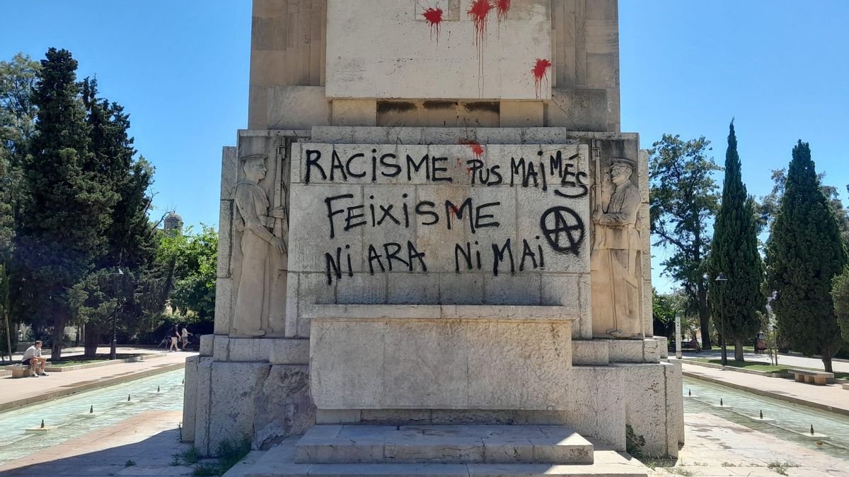 "Racisme mai més. Feixisme ni ara ni mai", es pot llegir a la pintada del monòlit.