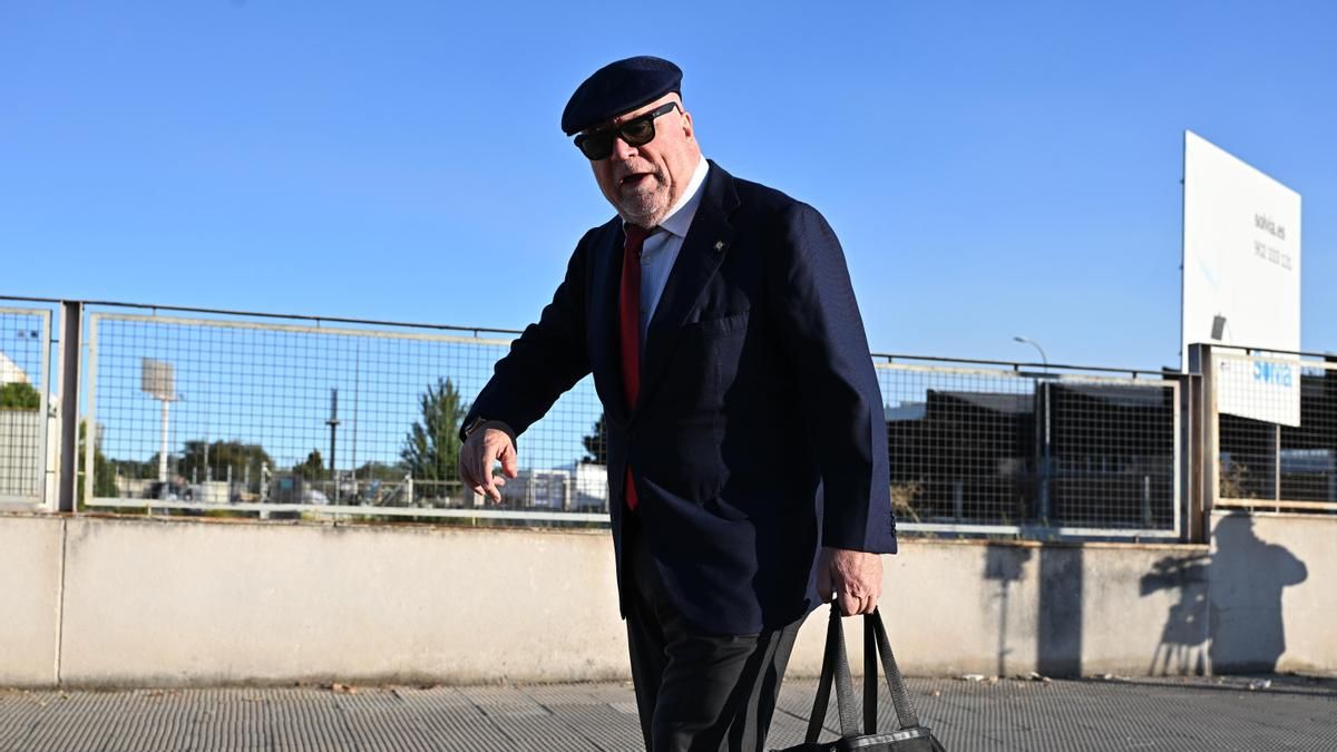 Imagen del excomisario José Villarejo a su llegada a la Audiencia Nacional en San Fernando de Henares, Madrid, este lunes. EFE/ Fernando Villar