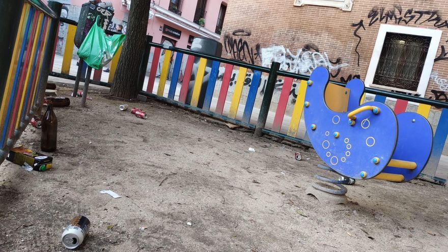 Las familias del colegio del Dos de Mayo denuncian la inseguridad de la plaza y el "absoluto abandono de Almeida"