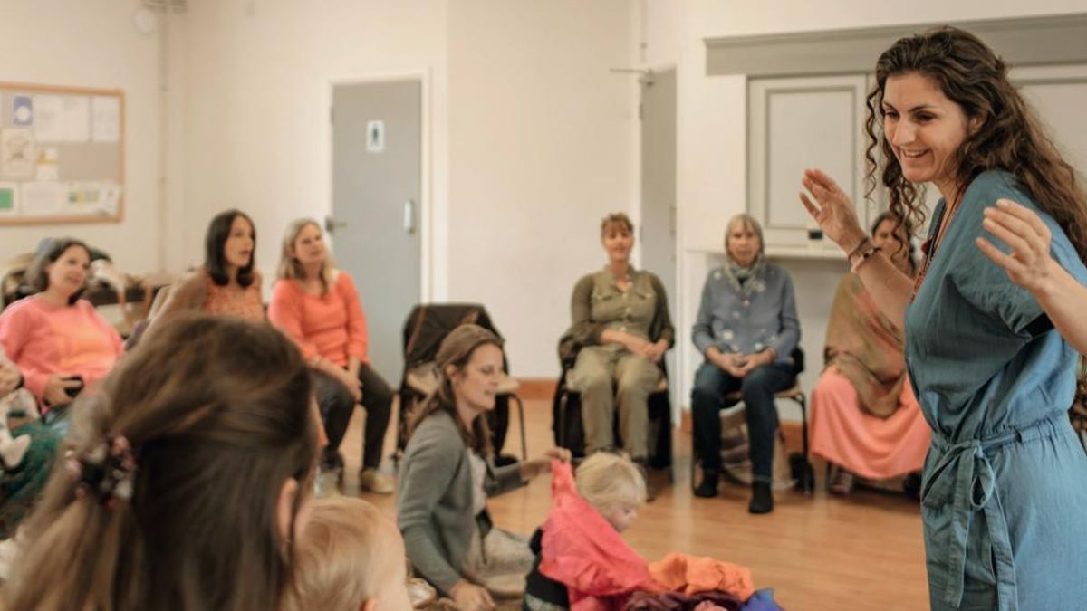 Madres que cantan juntas para cuidar su salud mental: "Ha sido sanador"
