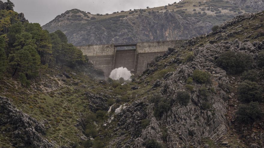 Vista este martes del pueblo de Grazalema (Cádiz), donde esta noche se activa la alerta roja en espera de abundantes precipitaciones.