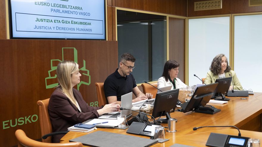 Las víctimas de violencia sexual en La Salle de Donostia denuncian su sufrimiento en el Parlamento Vasco