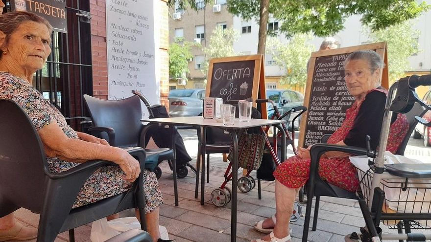 Josefa y María en una terraza de la zona de Amate