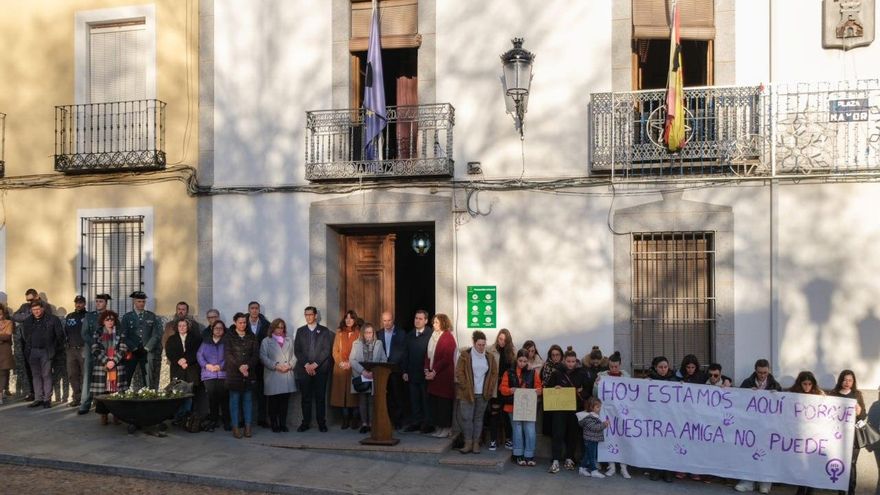 Amigos, amigas, familiares y autoridades en las puertas del Ayuntamiento