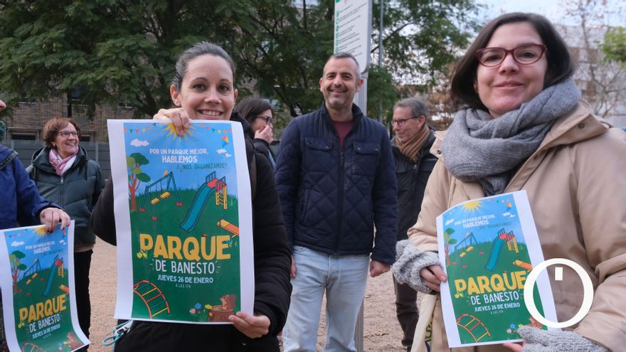 Los vecinos se movilizan para reclamar más juegos infantiles y sombras en el parque de la manzana Banesto