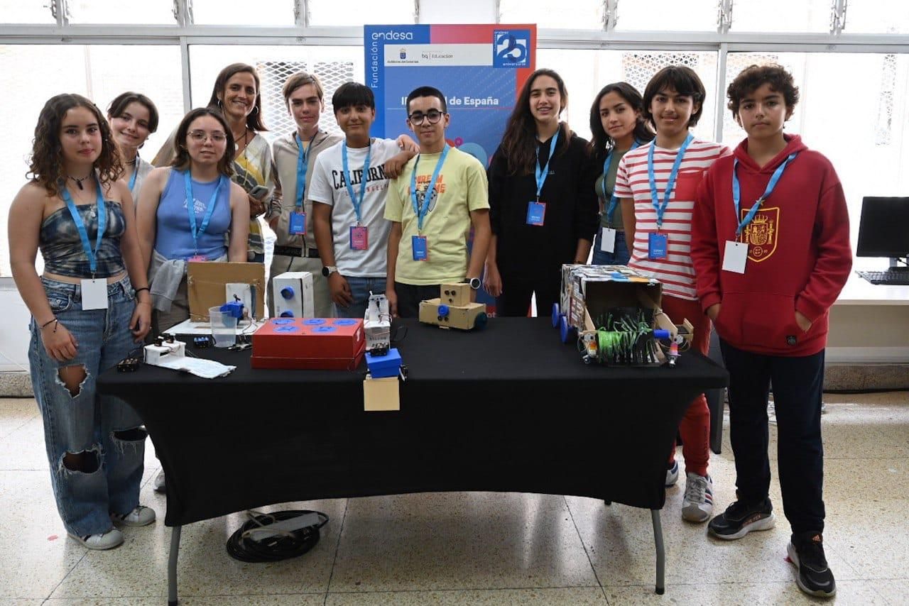 Varios alumnos canarios preparan su proyecto momentos antes de iniciarse el Festival de la pasada edición.