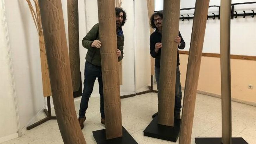 Santocildes  y Javier Seisdedos entre bosque de esculturas arbóreas.