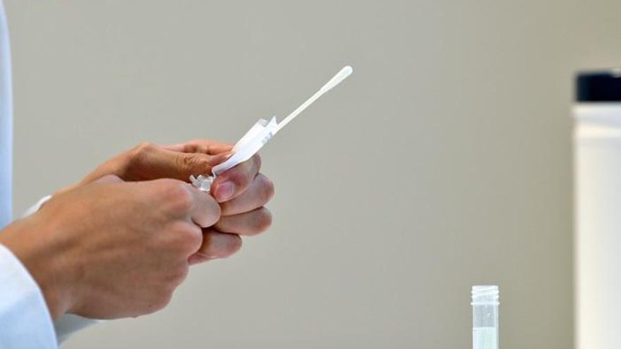 Archivo - Prueba de RT-PCR para la infección por SARS-CoV-2.