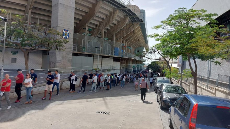 Largas colas en el Heliodoro en el primer día de venta de entradas para el partido final entre el CD Tenerife y el Girona FC