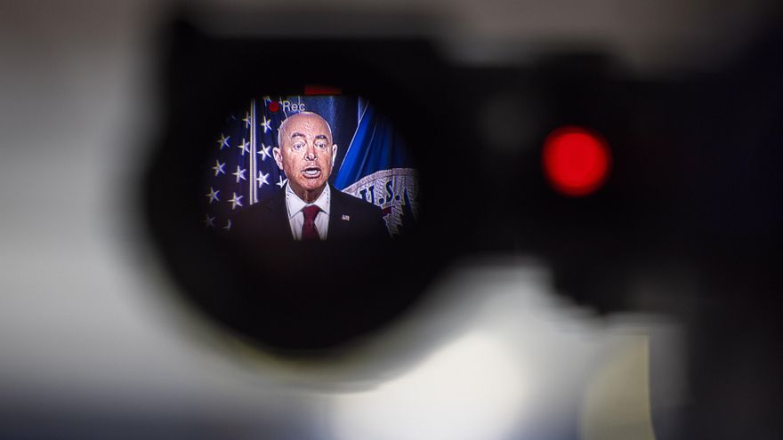 EE.UU. espera grandes cifras de arrestos de migrantes en su frontera en los próximos días