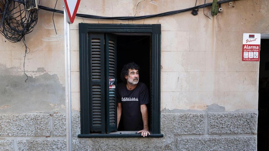 Carles Gispert se asoma por una ventana de su casa.