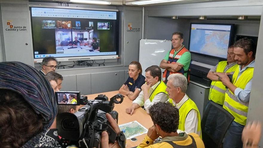 Reunión del Cecopi por el incendio de Burgohondo, Ávila con el presidente de la Junta, Alfonso Fernández Mañueco, y la directora general de Protección Civil, Virginia Barcones.