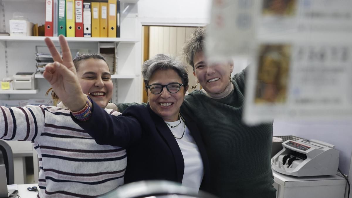 Trabajadores de la administración de loterías del número 10 de la calle Barquillo, en Madrid, donde se ha vendido íntegramente el 70.048