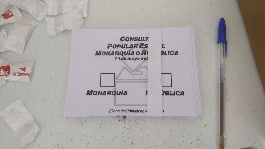 Las papeletas para elegir monarquía o república en la consulta celebrada en Madrid.