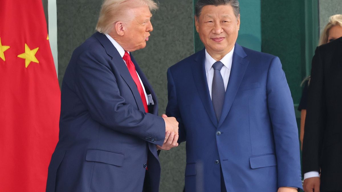 El presidente de EEUU, Donald Trump, y el presidente de China, Xi Jinping, dándose la mano tras su reunión de octubre de 2025.
