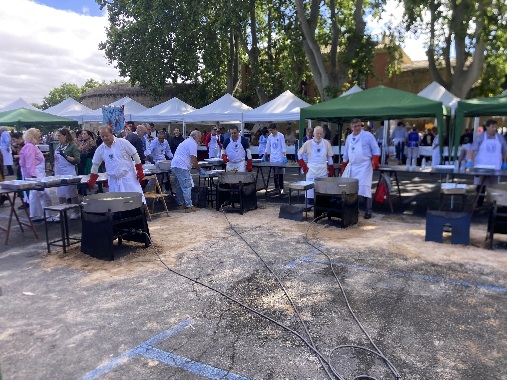 Reparto del pan, el pez y el vino por San Bernabé en Logroño