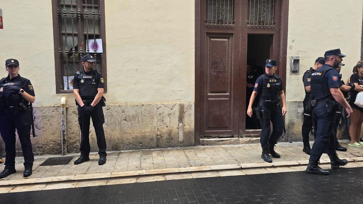 Policies en el conflicte per un desnonament al barri del Carme, a València.
