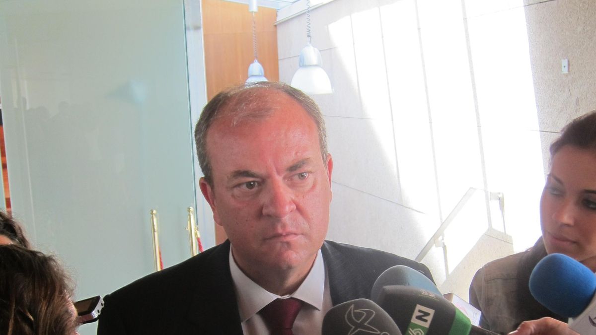 Monago niega que su bajada de IRPF sea una "rebelión" y está convencido de que Rajoy está "totalmente de acuerdo"