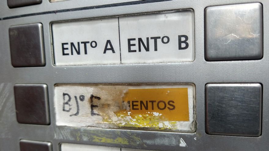 Telefonillo con una antigua pegatina que señalaba la antigua ubicación de un apartamento en el centro de Madrid