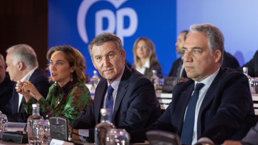 El presidente del Partido Popular, Alberto Núñez Feijóo, junto a la secretaria general del PP, Cuca Gamarra, y el vicesecretario de Coordinación Autonómica, Local y Análisis Electoral del PP y diputado nacional por Málaga, Elías Bendodo, durante la Junta