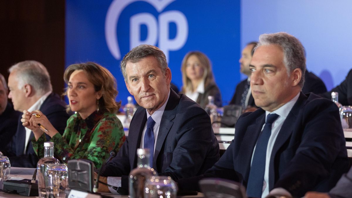 El presidente del Partido Popular, Alberto Núñez Feijóo, junto a la secretaria general del PP, Cuca Gamarra, y el vicesecretario de Coordinación Autonómica, Local y Análisis Electoral del PP y diputado nacional por Málaga, Elías Bendodo, durante la Junta