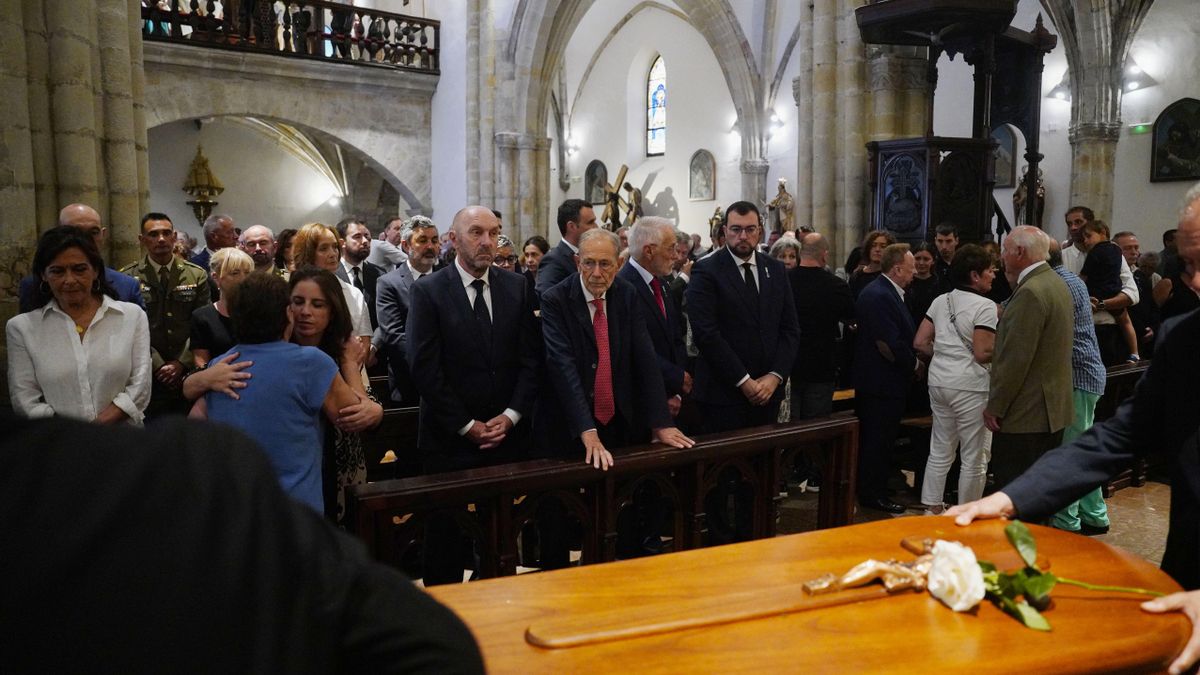 El funeral congregó a cientos de personas. Entre ellas, el presidente del Principado, Adrián Barbón primero por la derecha en el primer banco.