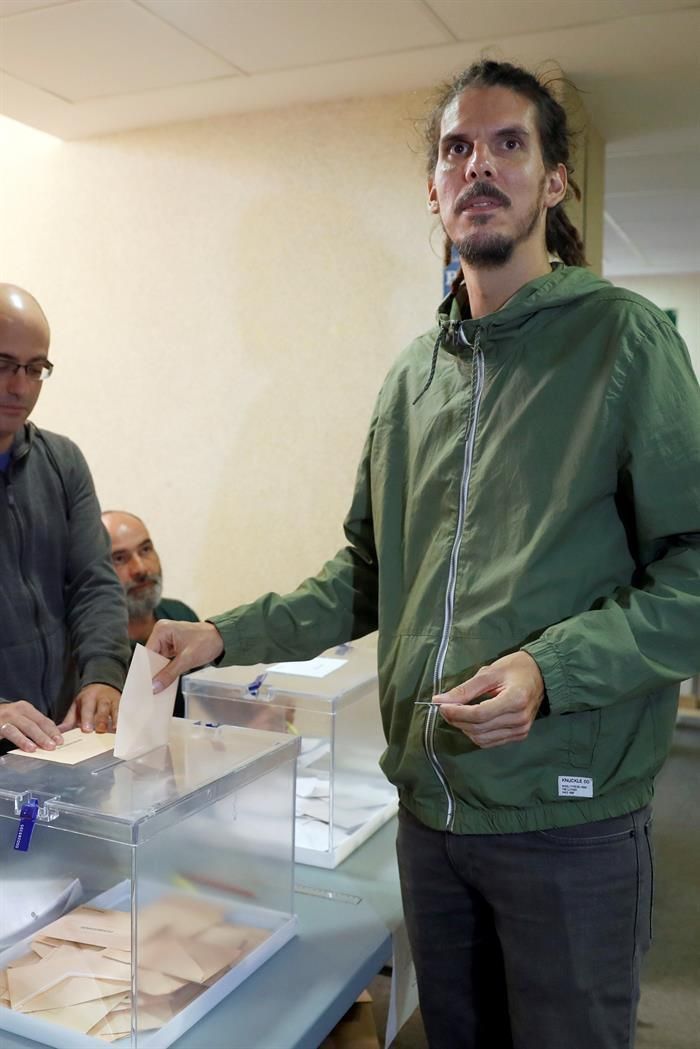 El candidato de Unidas Podemos al Congreso por Santa Cruz de Tenerife, Alberto Rodríguez, vota este 10N.