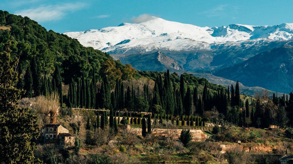 Vista de las montañas de Sierra Nevada desde Granada en Andalucía, España.