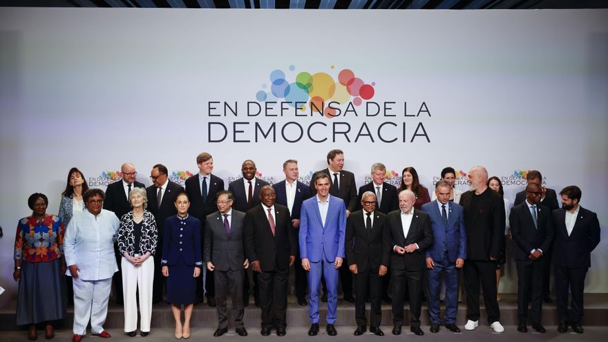 Sánchez defiende reforzar la democracia junto a líderes mundiales: "El extremismo crece cuando el sistema no responde"