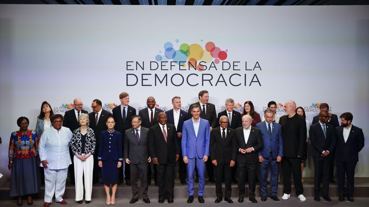 Sánchez defiende reforzar la democracia junto a líderes mundiales: "El extremismo crece cuando el sistema no responde"