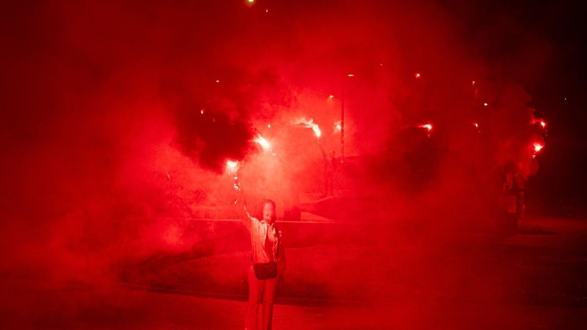 Gijón se iluminó en la noche de San Juan con la antorchada de apoyo organizada por el Grupo de Sofitu a "Las seis de La Suiza".