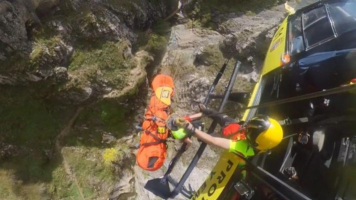 Rescatan en helicóptero a una mujer que sufrió una caída en la ruta del Faedo de Ciñera