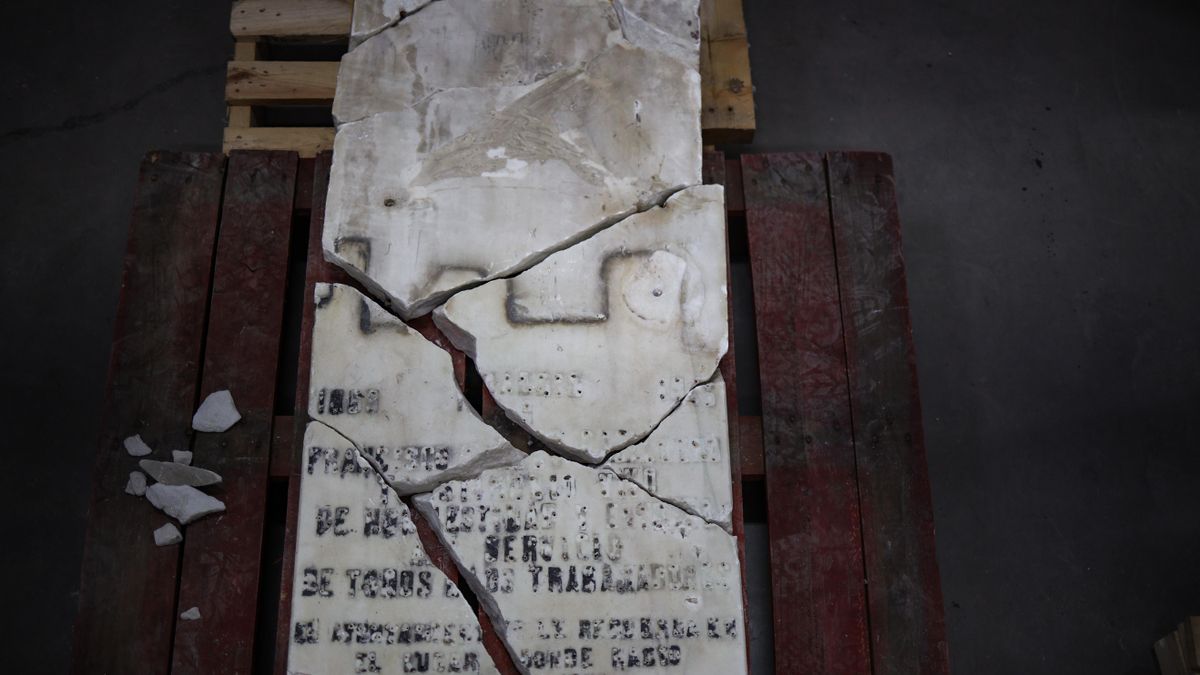 Estado de la placa a Largo Caballero destrozada en el almacén.