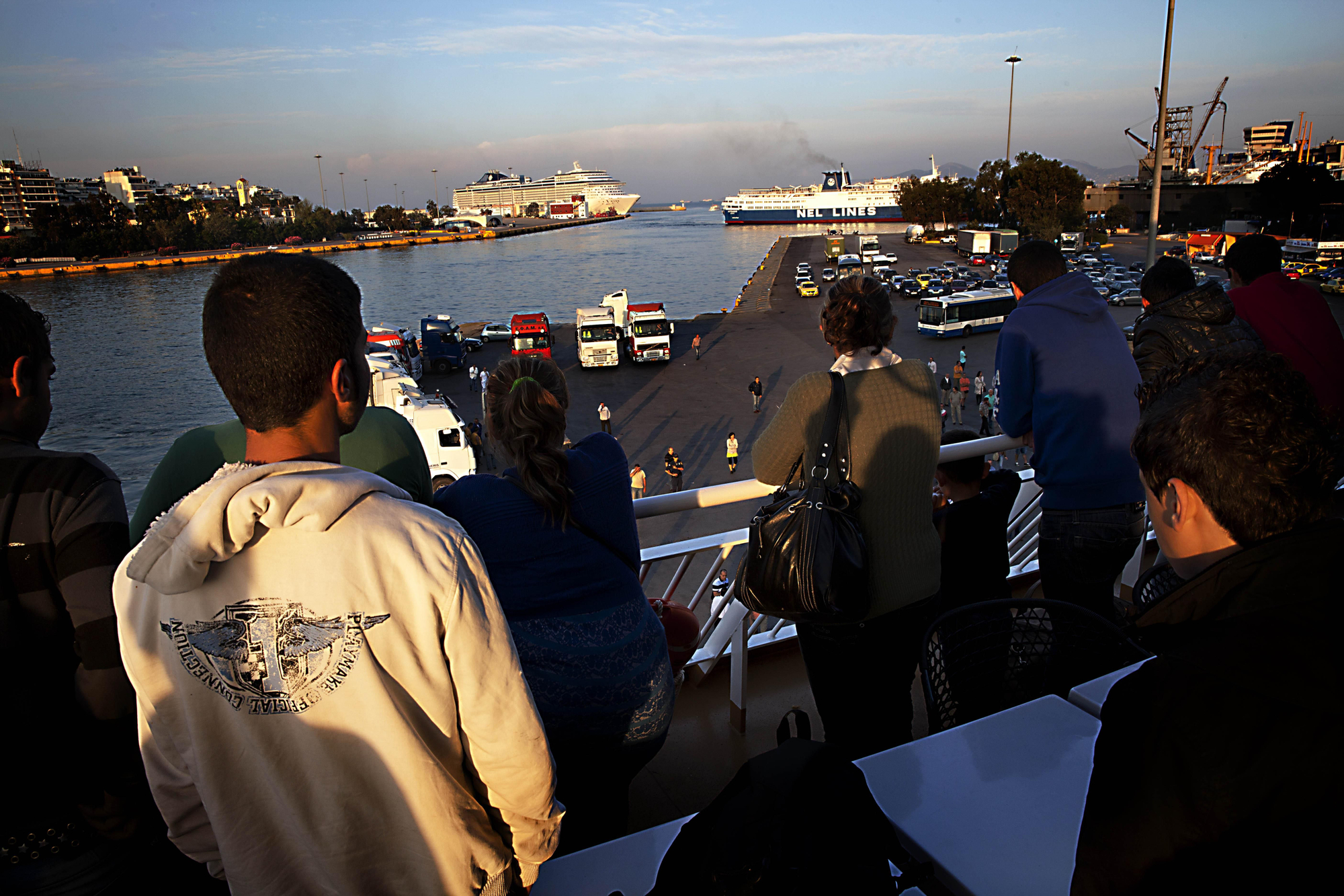 El éxodo sirio a causa de la guerra está haciendo que cada vez más refugiados busquen un nuevo horizonte en Europa. En la imagen, un grupo de sirios llegando a Atenas en barco. Fotografía: Anna Surinyach /MSF
