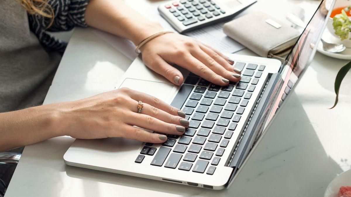 El curso 'Iniciación al Teletrabajo Escolar' que ofrece el Ayuntamiento  El Paso  acercará a las familias los conocimientos y herramientas digitales básicas para hacer frente a los desafíos de la nueva normalidad en la rutina educativa.