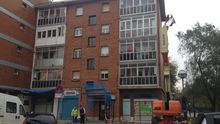 Un edificio del barrio de Zaramaga de Vitoria en obras.