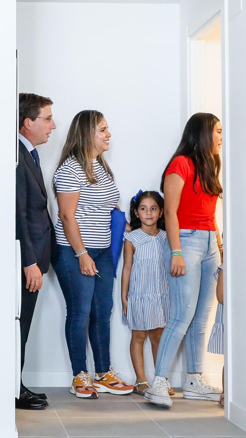 El alcalde Almeida, en la entrega de unos pisos protegidos