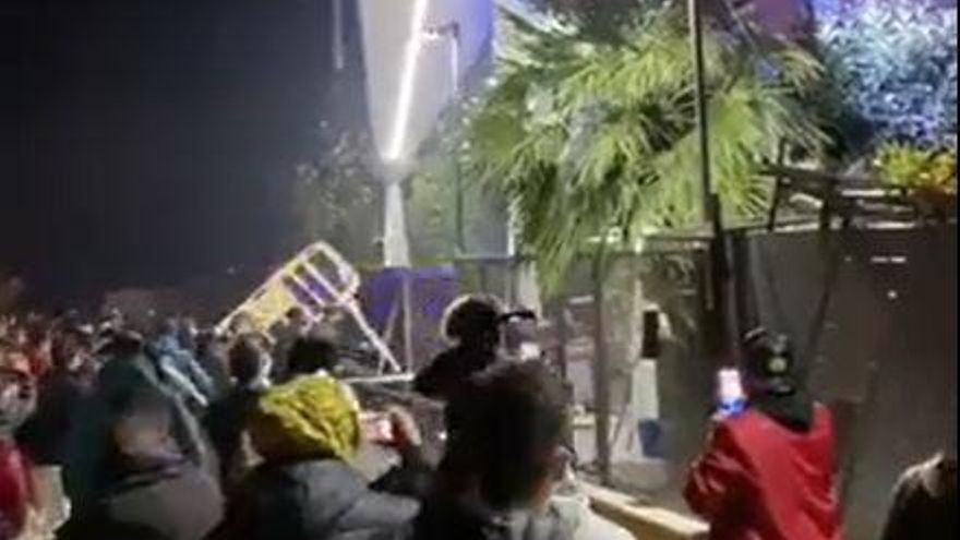 Decenas de personas asaltan una discoteca en Sabadell tras una protesta por incidentes racistas
